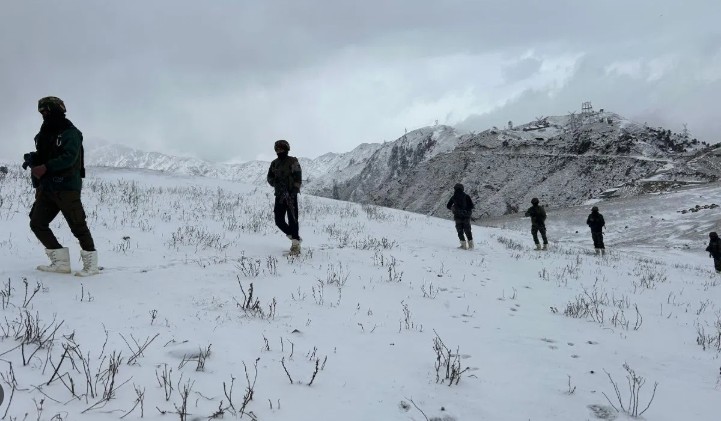 পাক সন্ত্রাসবাদীদের নির্মূলকরার লক্ষ্যে ভারতীয় সেনাবাহিনী,  জম্মু-কাশ্মীরেরকিস্তওয়ার এবং ডোডা জেলায় শীতকালীন অভিযান শুরু করেছে।