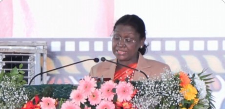 राष्ट्रपति द्रौपदी मुर्मु झारखंड के गुमला जिले में अंतरराज्यीय जनसंस्कृति समागम समारोह-कार्तिक यात्रा के समापन समारोह में सम्मिलित हुईं
