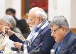 নতুন দিল্লীৰ নিটি আয়োগত বিশিষ্ট অর্থনীতিবিদ আৰু খণ্ড বিশেষজ্ঞসকলৰ সৈতে প্রধানমন্ত্রী নৰেন্দ্ৰ মোদীৰ মত-বিনিময়