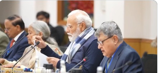 নতুন দিল্লীৰ নিটি আয়োগত বিশিষ্ট অর্থনীতিবিদ আৰু খণ্ড বিশেষজ্ঞসকলৰ সৈতে প্রধানমন্ত্রী নৰেন্দ্ৰ মোদীৰ মত-বিনিময়