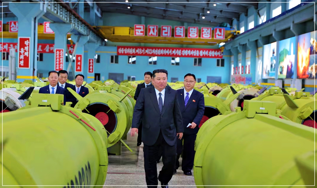 উত্তৰ কোৰিয়াৰ নেতা কিম জং উনে ক্ষেপনাস্ত্ৰ আৰু গোলা উৎপাদন ক্ষমতা বৃদ্ধিৰ বাবে নতুন বোমা-বাৰুদ কাৰখানা পৰিকল্পনা মুকলি কৰিছে