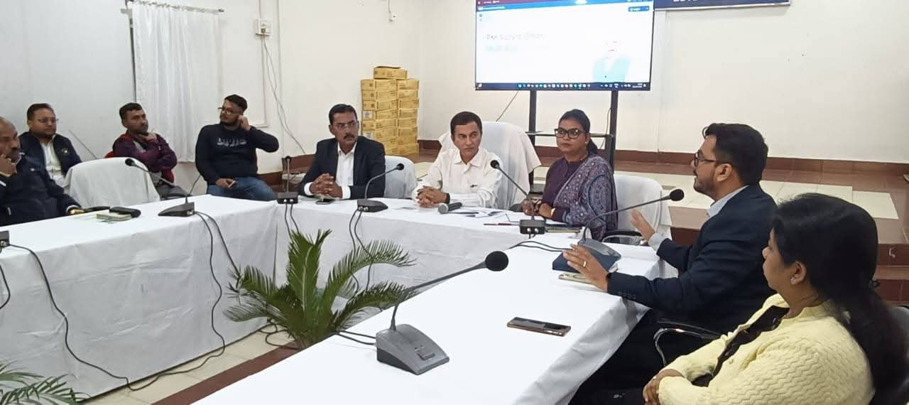 ডিব্ৰুগড়ত APDCLৰ বিষয়া, পৌৰনিগমৰ পাৰিষদ, পৌৰ সখী আৰু APDCL পঞ্জীয়নকৃত ভেণ্ডৰসকলৰে প্ৰধানমন্ত্ৰী সূৰ্য ঘৰ আঁচনি সন্দৰ্ভত পৰ্যালোচনা সভা