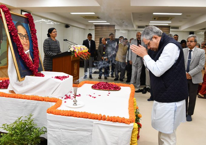 सूचना और प्रसारण मंत्री अश्विनी वैष्णव ने भारत रत्न डॉ. भीमराव अंबेडकर को अर्पित की पुष्पांजलि