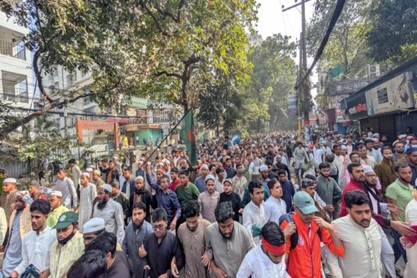 انقلاب مونچو کے رہنما اور کارکنوں نے آج شریف عثمان بن ہادی کے قتل پر انصاف کا مطالبہ کرتے ہوئے ڈھاکہ کے شاہ باغ چوراہے کو بند کر دیا۔