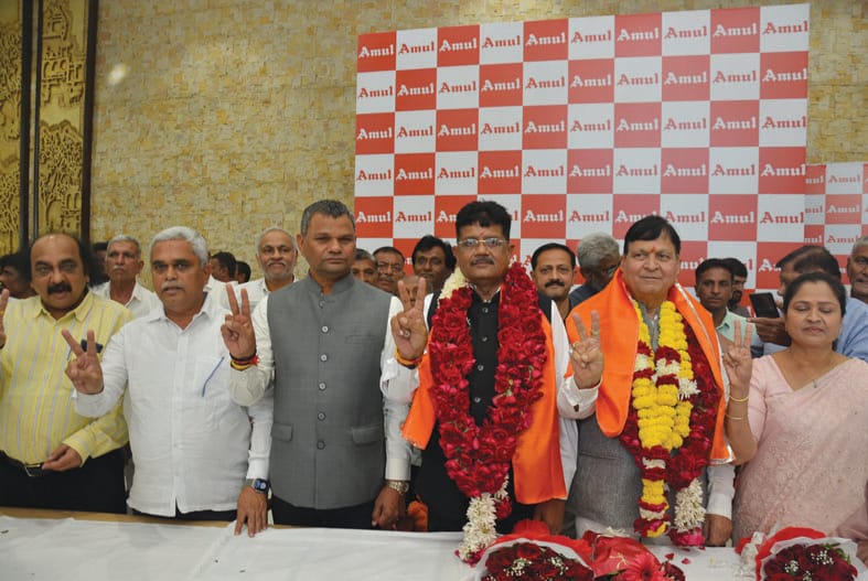 અમૂલ ડેરીના ચેરમેન પદે શોભેસિંહ પરમાર અને વાઇસ ચેરમેન પદે વિજય પટેલની બિન હરીફ વરણી.