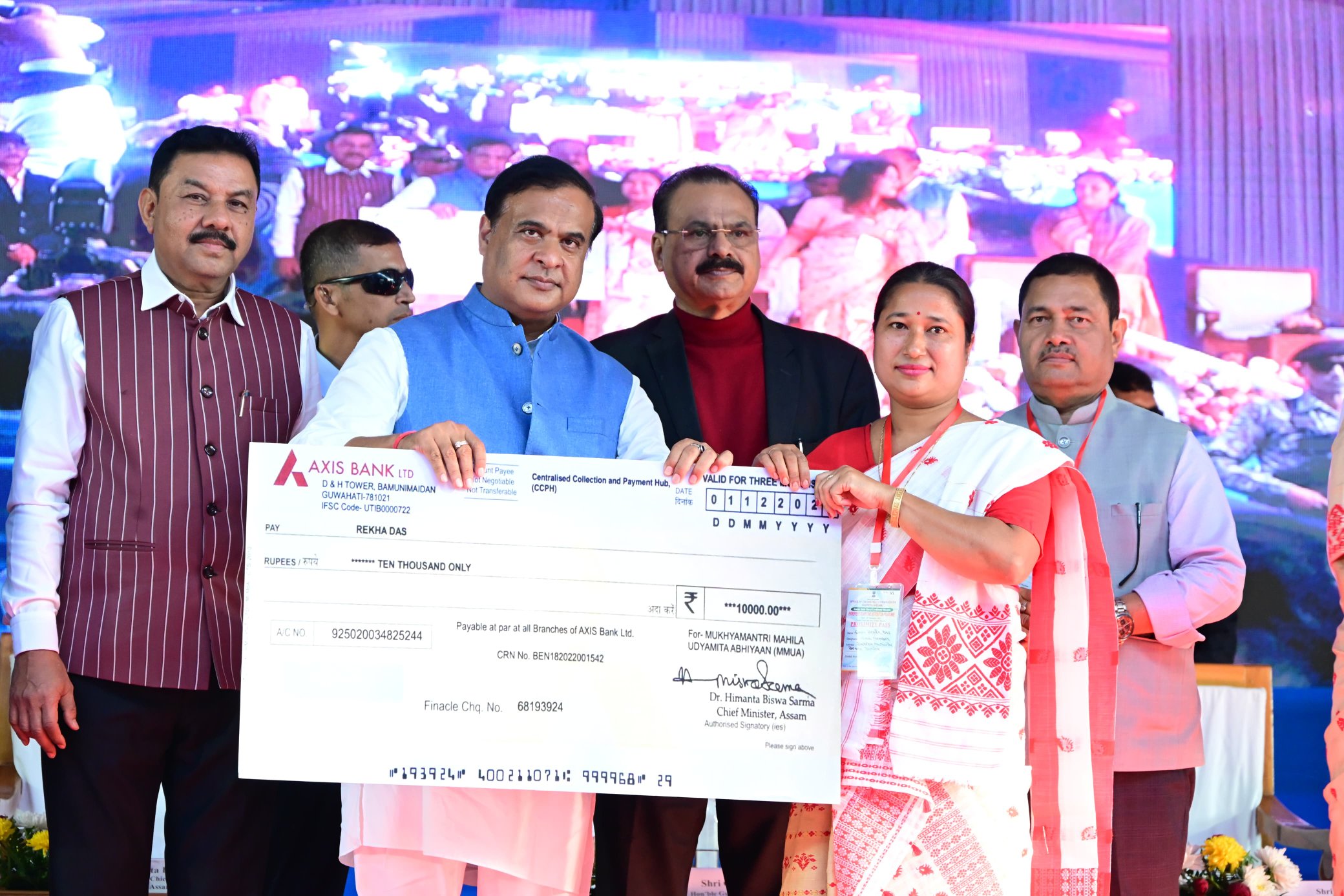 মুখ্যমন্ত্রী মহিলা উদ্যমিতা আঁচনিৰ অধীনত লামডিং আৰু বৰপেটাত ১০ হাজাৰ টকাৰ চেক বিতৰণ