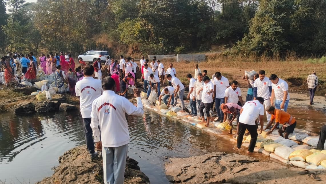   पालघर जिल्हा परिषदेनं  वाडा खडकोना इथं  एका वनराई बंधाऱ्याची यशस्वी उभारणी