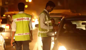 نئے سال کی تقریبات کی تیاریوں کے سلسلے میں، دہلی ٹریفک پولیس نے پورے قومی راجدھانی خطے میں روڈ سیفٹی کو یقینی بنانے اور شراب پی کر گاڑی چلانے سے ہونے والے سڑک حادثوں کو روکنے کیلئے نفاذ سے متعلق اقدامات کو تیز کردیا ہے