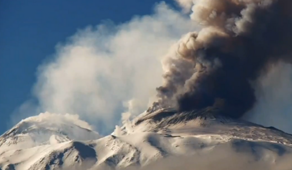 Italy: Mount Etna becomes active again, lava and ash erupt