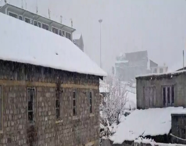 موسمیاتی محکمے نے آج اتراکھنڈ کے اونچائی والے علاقوں کیلئے شدید ٹھنڈ اور برفباری کی وارننگ جاری کی ہے