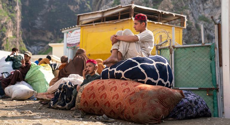 ईरान और पाकिस्तान ने 3 हजार से अधिक अफगानी शरणार्थी को जबरन निर्वासित किया