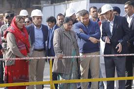 दिल्ली मुख्यमंत्री रेखा गुप्ता ने सुनहरी पुल नाला के डी-सिल्टिंग कार्यों का निरीक्षण किया