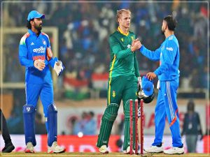 তিনিখনীয়া এদিনীয়া ক্রিকেট শৃংখলাত দক্ষিণ আফ্ৰিকাই প্ৰথমে বেট ধৰি ভাৰতক জয়ৰ বাবে ২৭১ ৰাণৰ লক্ষ্য