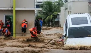 इंडोनेशिया में विनाशकारी बाढ़ और भूस्‍खलन से 1 हजार लोगों की मौत