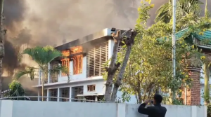 কাৰ্বি আংলঙত অবৈধ দখলকাৰীক উচ্ছেদৰ দাবীত প্রতিবাদ, মুখ্য কাৰ্যবাহী সদস্য তুলিৰাম ৰংহাঙৰ বাসগৃহত অগ্নিসংযোগ