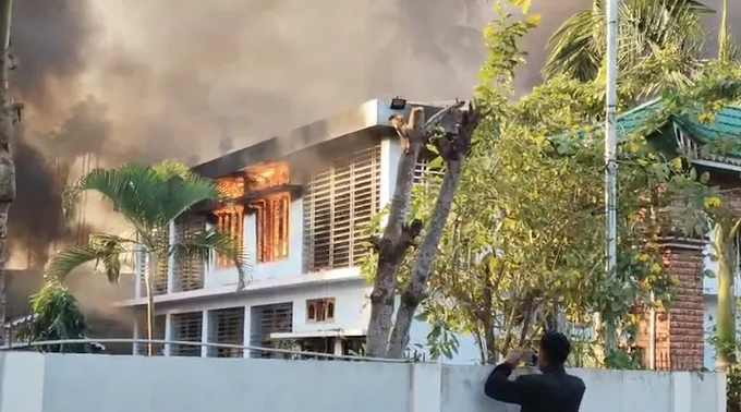 কাৰ্বি আংলঙত অবৈধ দখলকাৰীক উচ্ছেদৰ দাবীত প্রতিবাদ, মুখ্য কাৰ্যবাহী সদস্য তুলিৰাম ৰংহাঙৰ বাসগৃহত অগ্নিসংযোগ