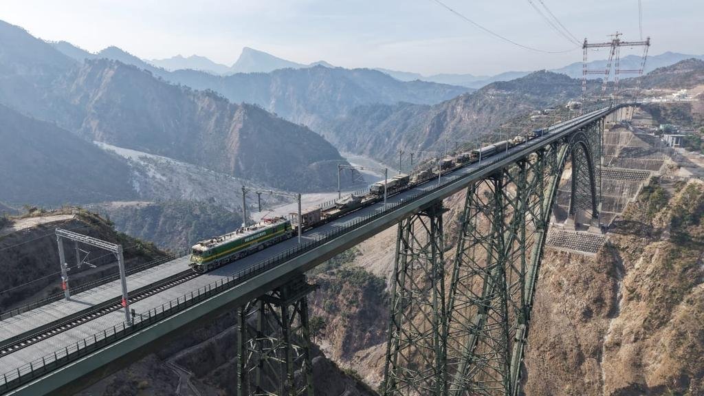 Army Achieves Logistics Milestone With Induction of Tanks, Artillery Into Kashmir Valley