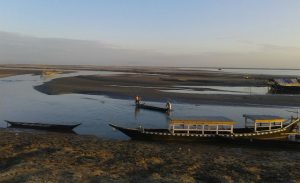 ব্ৰহ্মপুত্ৰৰ জলপৃষ্ঠ অস্বাভাৱিকভাৱে শুকাই যোৱাৰ পৰিপ্ৰেক্ষিতত মাজুলীৰ কমলাবাৰী ঘাটেৰে চৰকাৰী জাহাজৰ চলাচল বন্ধ