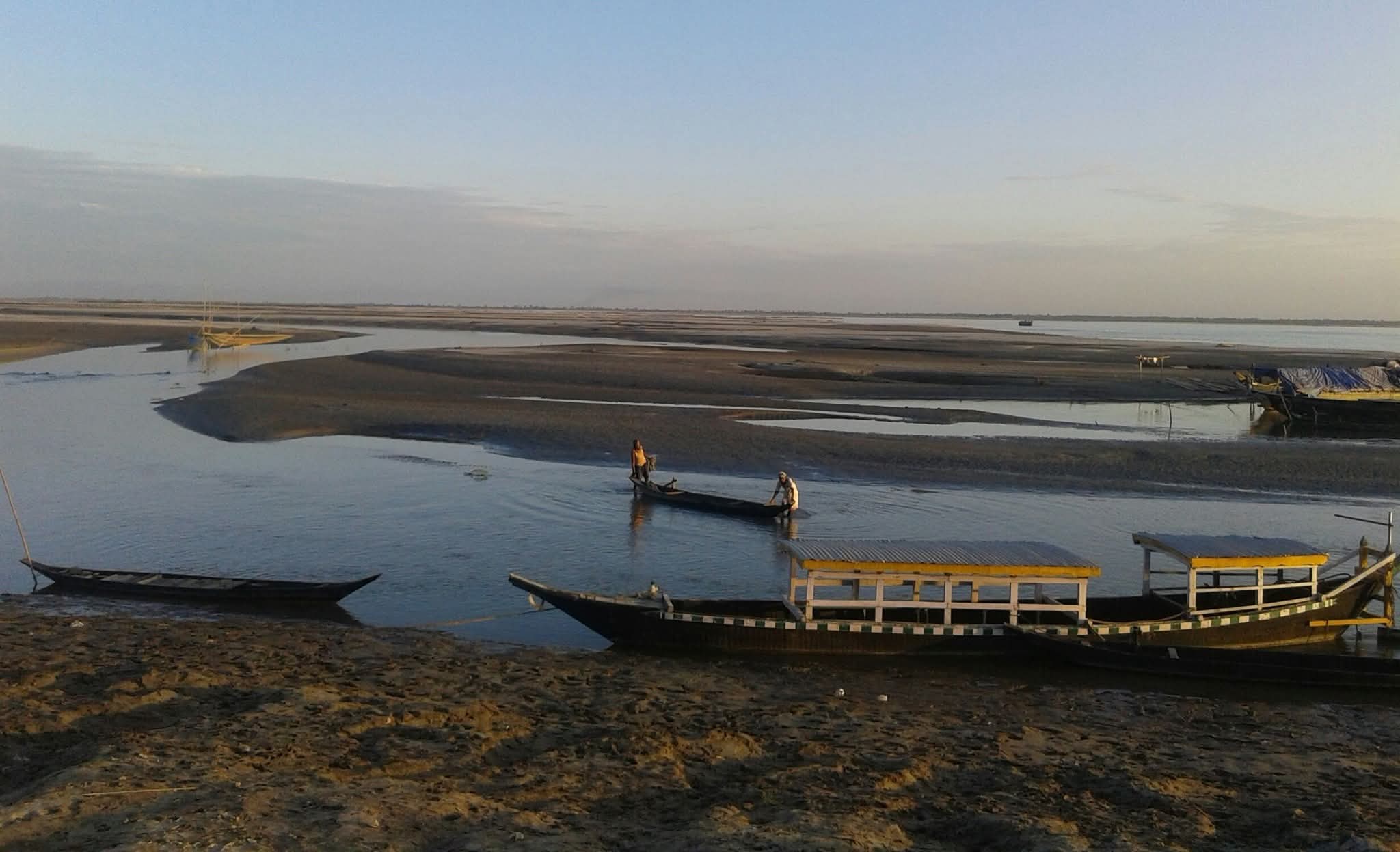 ব্ৰহ্মপুত্ৰৰ জলপৃষ্ঠ অস্বাভাৱিকভাৱে শুকাই যোৱাৰ পৰিপ্ৰেক্ষিতত মাজুলীৰ কমলাবাৰী ঘাটেৰে চৰকাৰী জাহাজৰ চলাচল বন্ধ