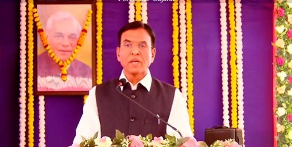 કેન્દ્રીય રમતગમત મંત્રી ડૉક્ટર મનસુખ માંડવિયાએ જુનાગઢમાં પોરબંદર લોકસભાના સાંસદ ખેલ મહોત્સવ 2025ના ફિનાલેને શક્તિના પ્રતિકરૂપ ગદા દર્શાવી આજે ખૂલ્લો મુક્યો.