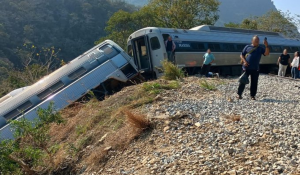 13 people killed and 98 injured after a passenger train derails in Mexico