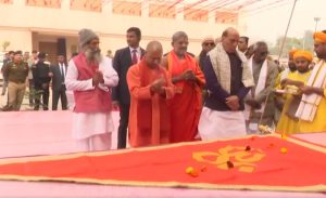 अयोध्या: राम मंदिर परिसर में स्थित अन्नपूर्णा मंदिर के शिखर पर रक्षा मंत्री ने किया ध्वजारोहण