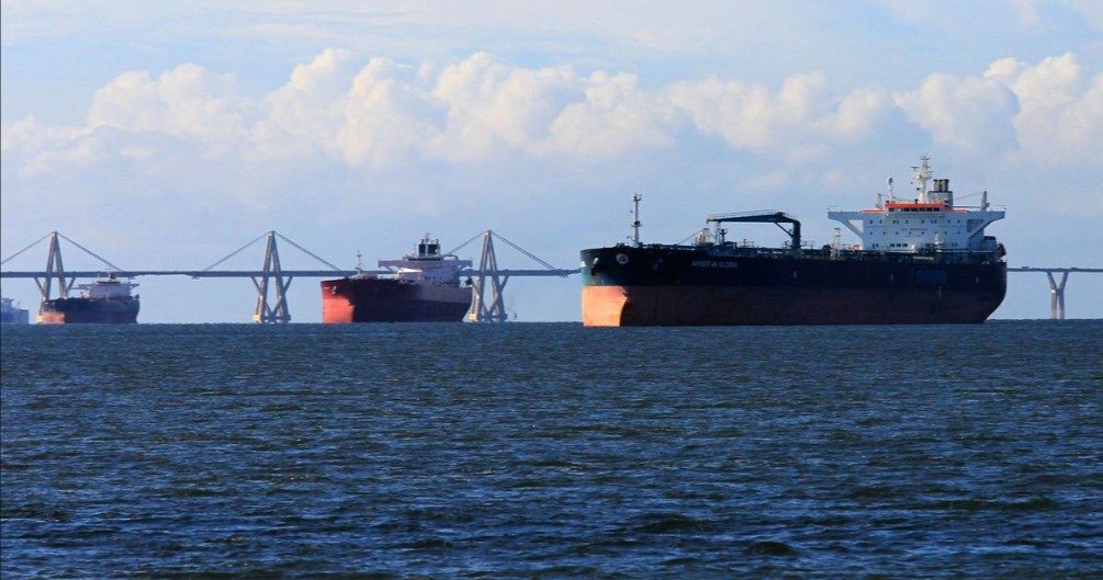 Venezuela Orders Navy to Escort Oil Ships Amid US Blockade Threat