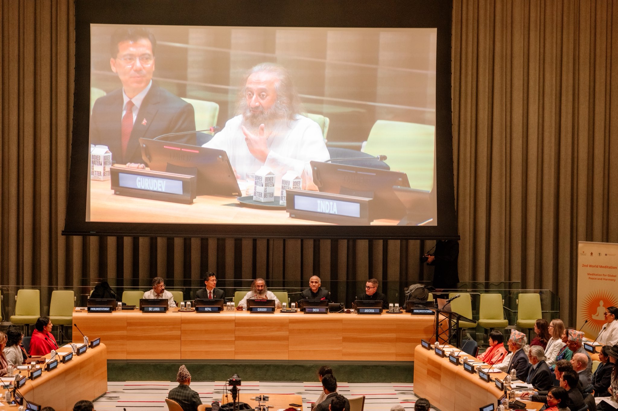 अमरीका: विश्व ध्यान दिवस पर आध्यात्मिक गुरुदेव श्री श्री रवि शंकर के नेतृत्व में न्यूयॉर्क शहर में एकत्रित हुए सैकड़ों लोग