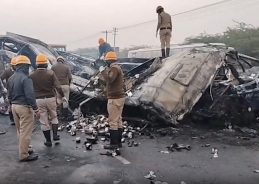 আজ কর্ণাটকের চিত্রদুর্গ জেলার হিরিউরের কাছে জাতীয় সড়ক ৪৮-এ একটি কন্টেনার ট্রাক একটি বিলাসবহুল স্লিপার বাসকে ধাক্কা দিলে পাঁচজন নিহত এবং বেশ কয়েকজন আহত হন