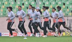 خواتین کرکٹ میں بھارت اور سری لنکا کے درمیان تیسرا ٹی ٹوئنٹی میچ آج شام تروواننتھا پورم میں کھیلا جائے گا۔