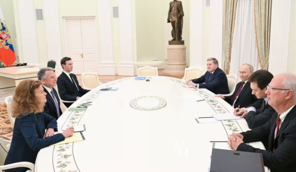 روس اور امریکہ نے کریملن میں روسی صدر ولادیمیر پتن اور ڈونلڈ ٹرمپ کے اعلیٰ ایلچیوں کے درمیان پانچ گھنٹے طویل ملاقات کے باوجود یوکرین کی جنگ ختم کرنے کے ممکنہ امن معاہدے پر کوئی سمجھوتہ نہیں ہوپایا ہے۔