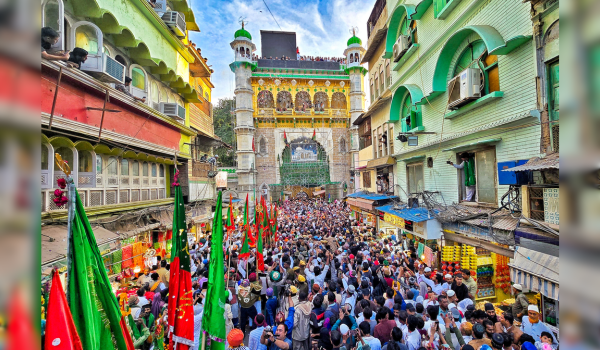 प्रधानमंत्री नरेन्‍द्र मोदी की ओर से राजस्थान के अजमेर शरीफ दरगाह में 814वें वार्षिक उर्स पर चादर चढ़ाई गई