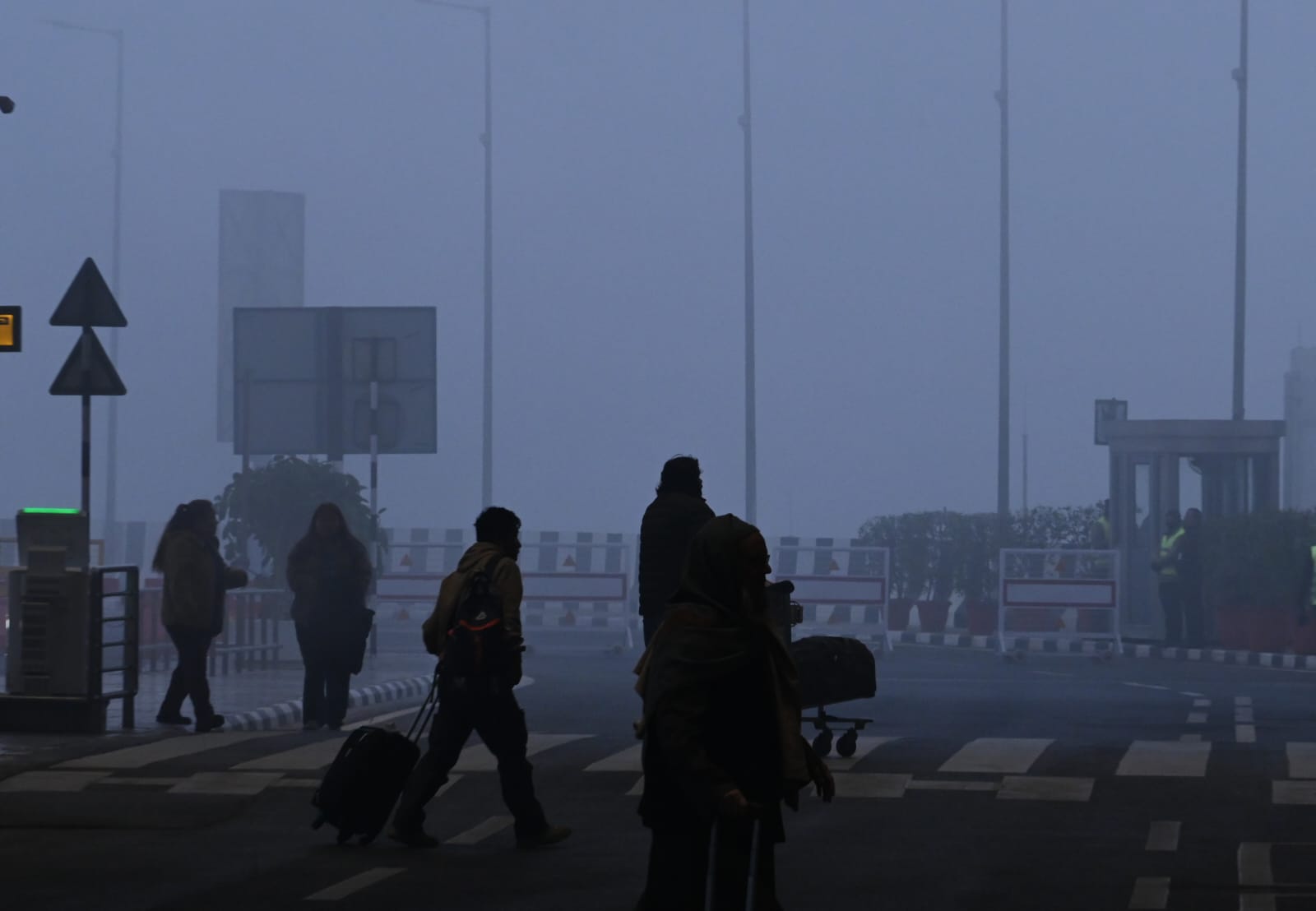 घने कोहरे के कारण दिल्‍ली और आसपास के क्षेत्रों में कई उड़ानें और रेलगाड़ियां बाधित