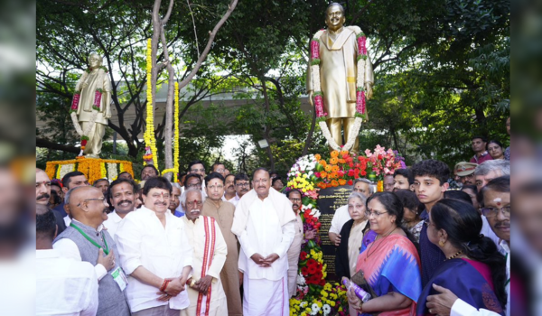 हैदराबाद सांस्‍कृतिक परिसर रविंद्र भारती में हुआ पार्श्‍वगायक एस पी बालासुब्रमण्‍यम की प्रतिमा का अनावरण