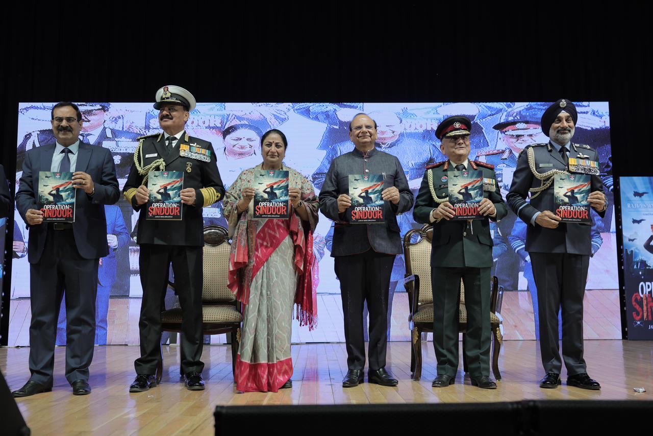 सशस्त्र सेना झंडा दिवस समारोह में मुख्यमंत्री रेखा गुप्ता हुईं शामिल, वीर सैनिकों और बलिदानियों को नमन