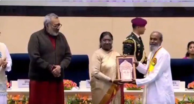 राष्ट्रपति द्रौपदी मुर्मु ने नई दिल्ली में 2023 और 2024 के लिए राष्ट्रीय हस्तशिल्प पुरस्कार प्रदान किए