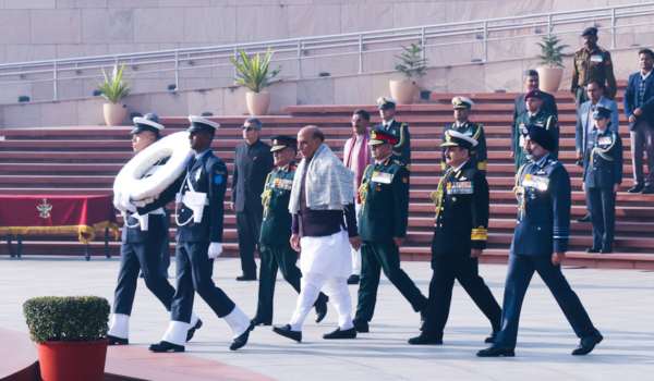 विजय दिवस के मौके पर राष्ट्रीय समर स्मारक पर रक्षा मंत्री ने अर्पित की पुष्पांजलि