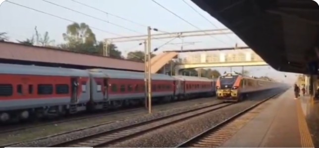 रेलवे ने कोटा-नागदा वंदे भारत स्लीपर रेलगाड़ी का परीक्षण किया