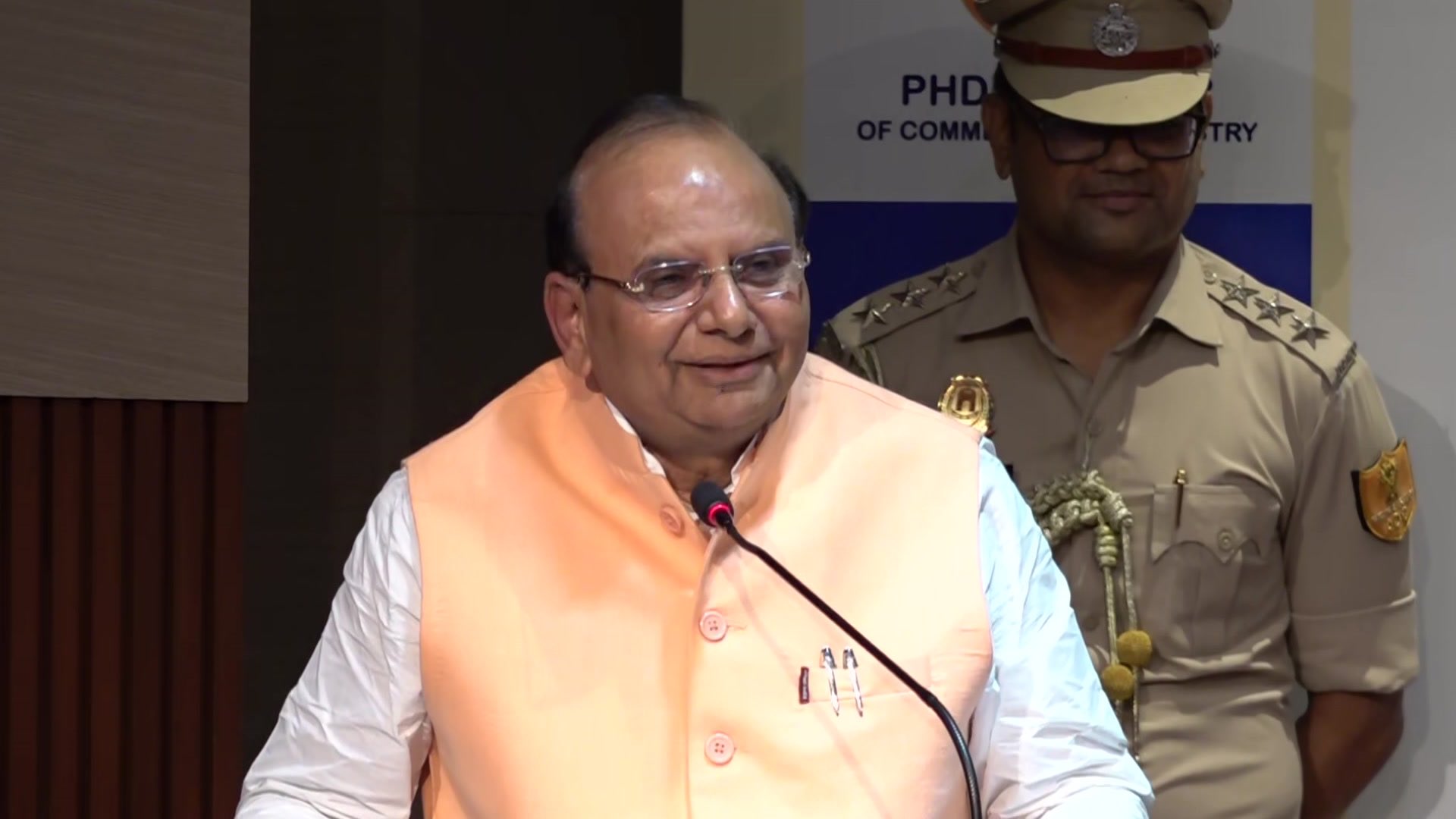 दिल्ली: राजधानी में प्रदूषण के लिए उप-राज्यपाल वी.के. सक्सेना ने पूर्व मुख्यमंत्री अरविंद केजरीवाल की आलोचना की