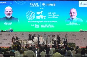 ગુજરાતના પ્રવાસે આવેલા કેન્દ્રીય ગૃહમંત્રી અમિત શાહે અમદાવાદમાં સ્વદેશોત્સવનું  ઉદ્ધાટન કર્યુ