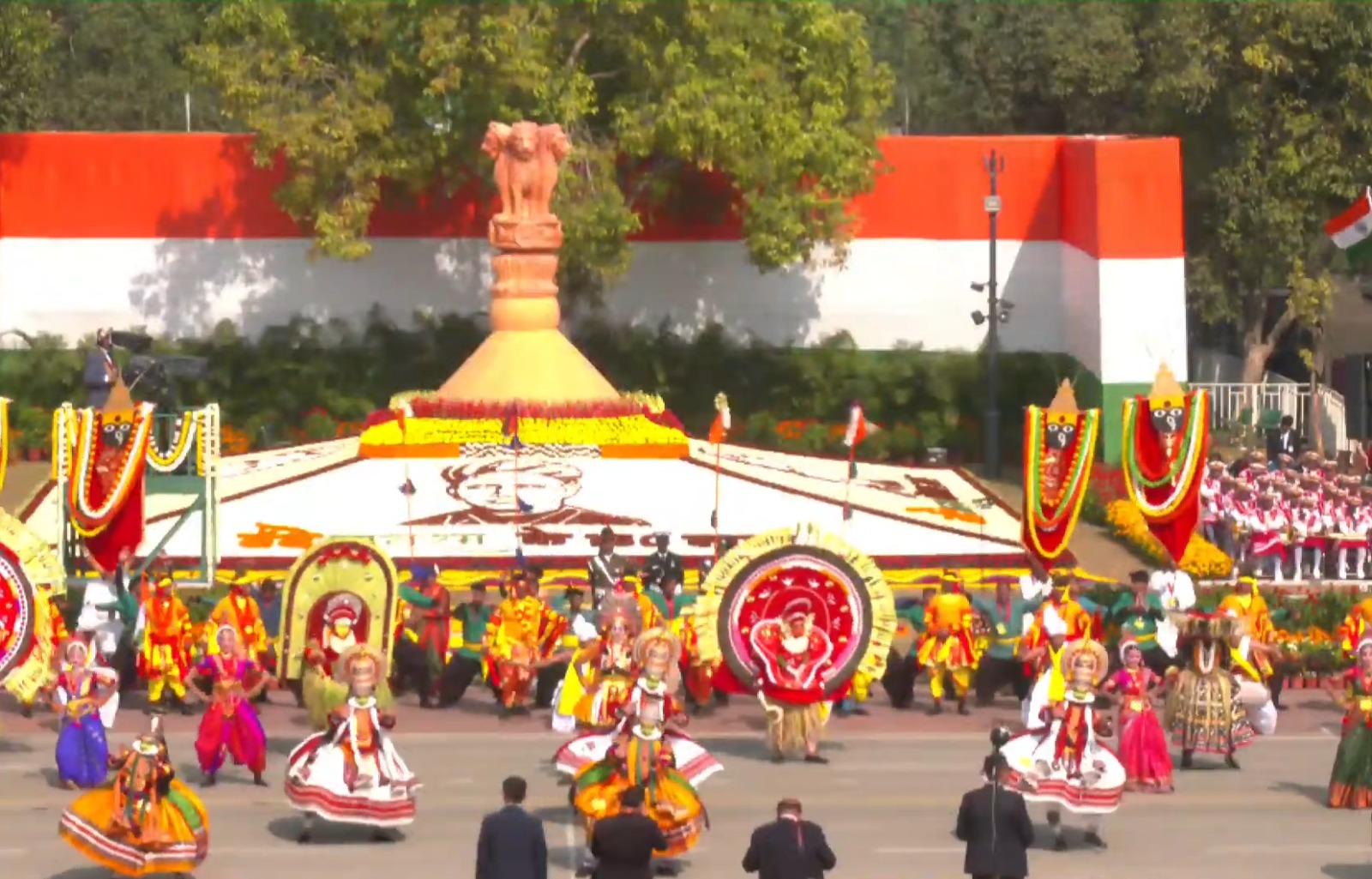 गणतंत्र दिवस समारोह में कर्तव्य पथ पर हजारों कलाकारों ने ‘वंदे मातरम्’ पर नृत्य प्रस्तुति दी