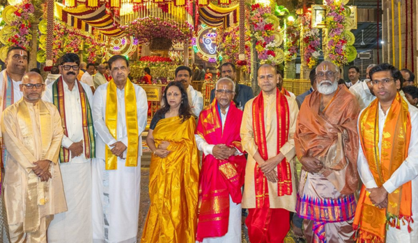 मॉरिशस के राष्‍ट्रपति ने तिरूमला श्री वैंकेटेश्‍वर स्‍वामी मंदिर में पूजा अर्चना की