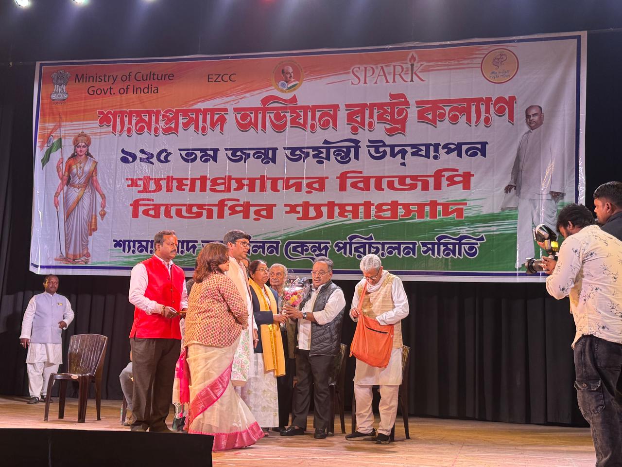 রাজ্যে ২০২৬সালে শ্যামাপ্রসাদ মুখোপাধ্যায়ের প্রতীক ও স্বপ্ন নিয়ে নতুন মুখ্যমন্ত্রী শপথ নেবেন বলে বিজেপি দাবি করেছে।