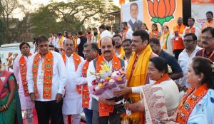 अंबरनाथमधल्या काँग्रेसच्या १२ नगरसेवकांचा भाजपामध्ये प्रवेश