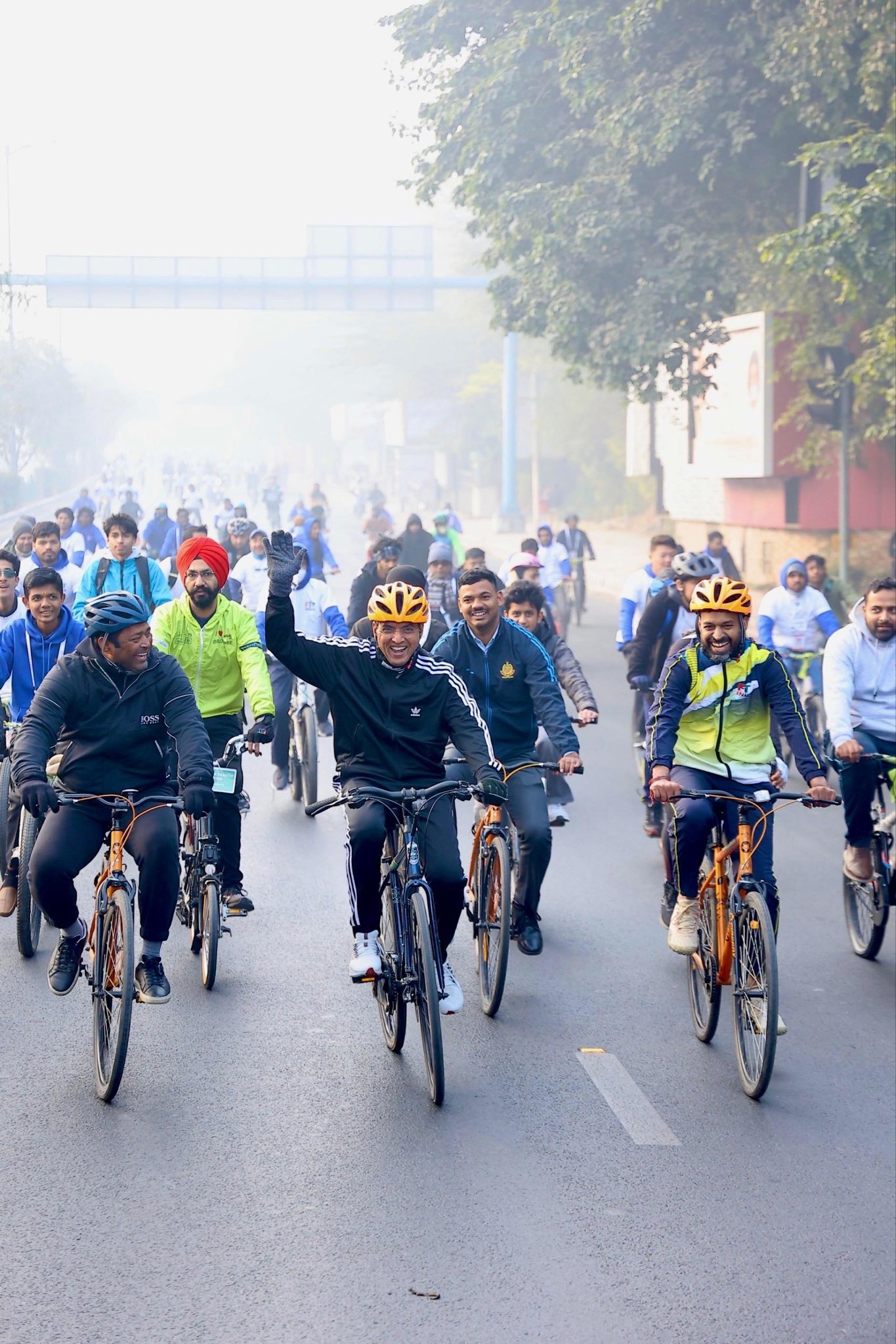 কেন্দ্রীয় যুব বিষয়ক ও ক্রীড়া মন্ত্রী ডঃ মনসুখ মান্ডবিয়া আজ সকালে নতুন দিল্লিতে ৫৬তম Fit India Sundays on Cycle-এ অংশগ্রহণ করেন।