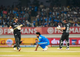 রাজকোটে আজ দ্বিতীয় একদিনের ক্রিকেট ম্যাচে নিউজিল্যান্ড ৭ উইকেটে ভারতকে হারিয়ে তিন ম্যাচের সিরিজে সমতা ফিরিয়েছে।