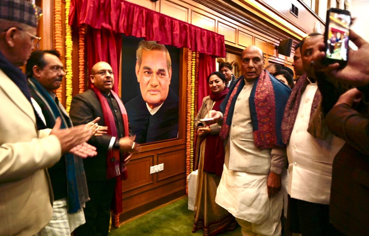 প্রতিরক্ষা মন্ত্রী রাজনাথ সিং গতকাল দিল্লী বিধানসভায় ভারত রত্ন অটল বিহারি বাজপেয়ী ও পণ্ডিত মদন মোহন মালব্য-র প্রতিকৃতি উন্মোচন করেন।