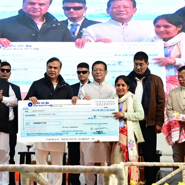 ঢকুৱাখনাত মুখ্যমন্ত্ৰী মহিলা উদ্যমিতা আঁচনিৰ চেক বিতৰণ মুখ্যমন্ত্ৰীৰ, লখিমপুৰত কেইবাটাও উন্নয়নমূলক প্ৰকল্পৰ আধাৰশিলা স্থাপন