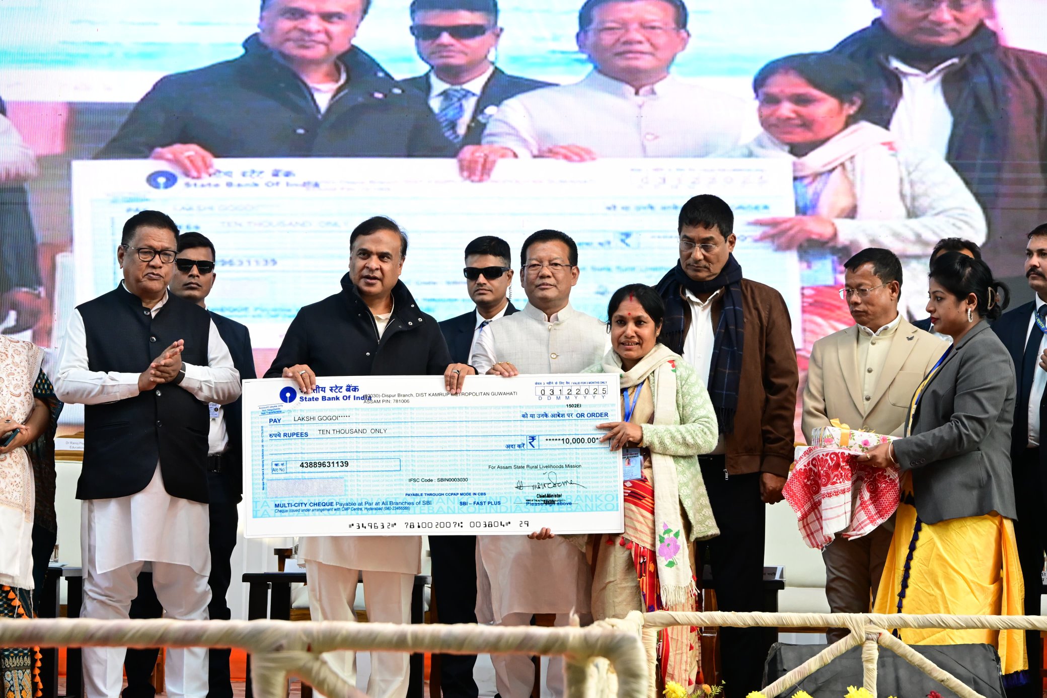 ঢকুৱাখনাত মুখ্যমন্ত্ৰী মহিলা উদ্যমিতা আঁচনিৰ চেক বিতৰণ মুখ্যমন্ত্ৰীৰ, লখিমপুৰত কেইবাটাও উন্নয়নমূলক প্ৰকল্পৰ আধাৰশিলা স্থাপন