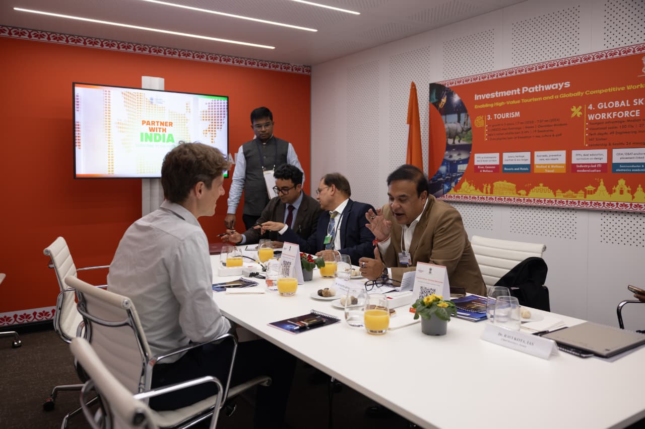 বিশ্ব অর্থনৈতিক মঞ্চৰ অধিৱেশনত অংশগ্ৰহণ মুখ্যমন্ত্ৰীৰ;  ব্যৱসায়িক গোটৰ প্ৰতিনিধিৰ সৈতে বৈঠক